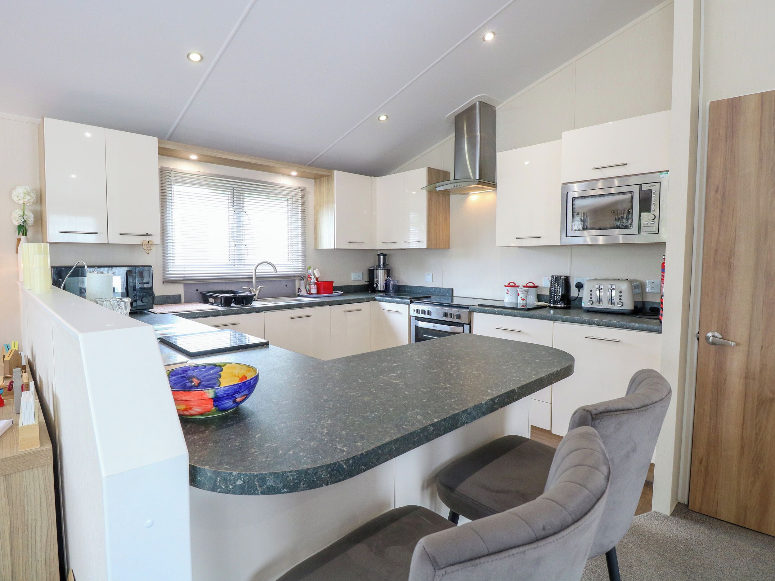 Refrigerador, lavavajillas, tetera/pava eléctrica, tostadora