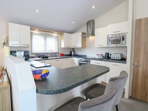 Fridge, dishwasher, electric kettle, toaster - 21 Norman Drive Lodge (Great Yarmouth)