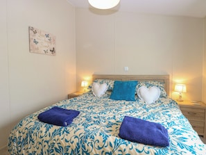 2 quartos, individualmente decorados, individualmente mobiliados