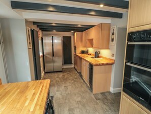 Een koelkast, een waterkoker, een broodrooster