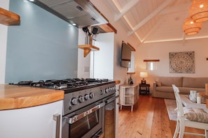 Casa rural | Cuina privada | Frigorífic, rentaplats, bullidora elèctrica i torradora 