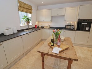 Fridge, dishwasher, electric kettle, toaster - Pear Barn (Daventry)