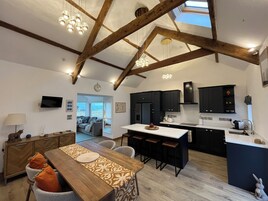 Refrigerador, lavavajillas, tetera/pava eléctrica, utensilios de cocina