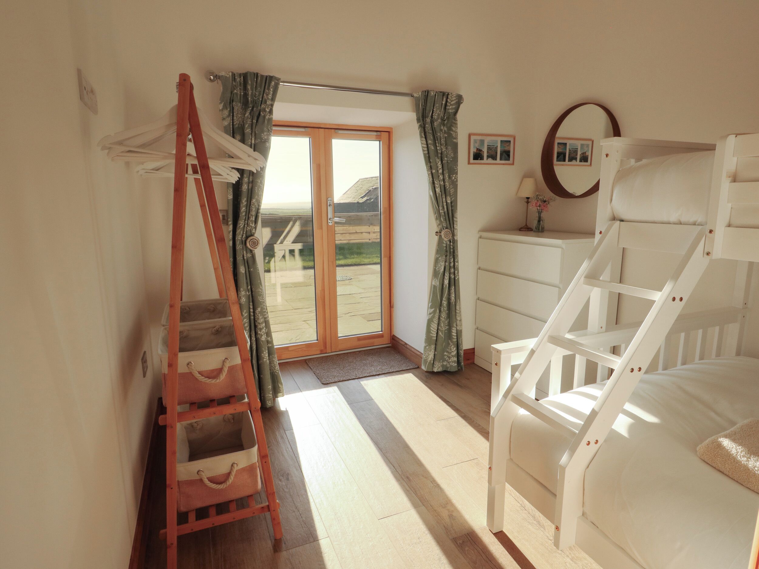 2 Schlafzimmer, individuell dekoriert, individuell eingerichtet