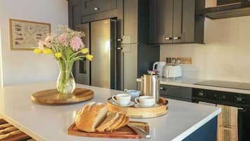 Kühlschrank, Geschirrspüler, Wasserkocher, Kochgeschirr/Geschirr/Besteck