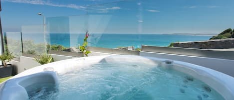 Outdoor spa tub