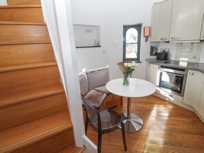 Fridge, dishwasher, electric kettle, toaster - The Observatory Tower (Falmouth)