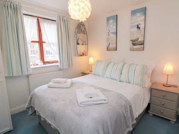 3 bedrooms, individually decorated, individually furnished, free WiFi - Pebble Cottage (Whitby)