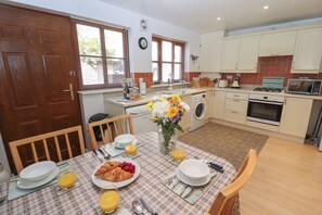 Cottage | Dining