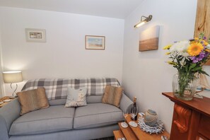 Living area - Pebble Cottage (Whitby)