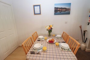 Cottage | Dining - Pebble Cottage (Whitby)
