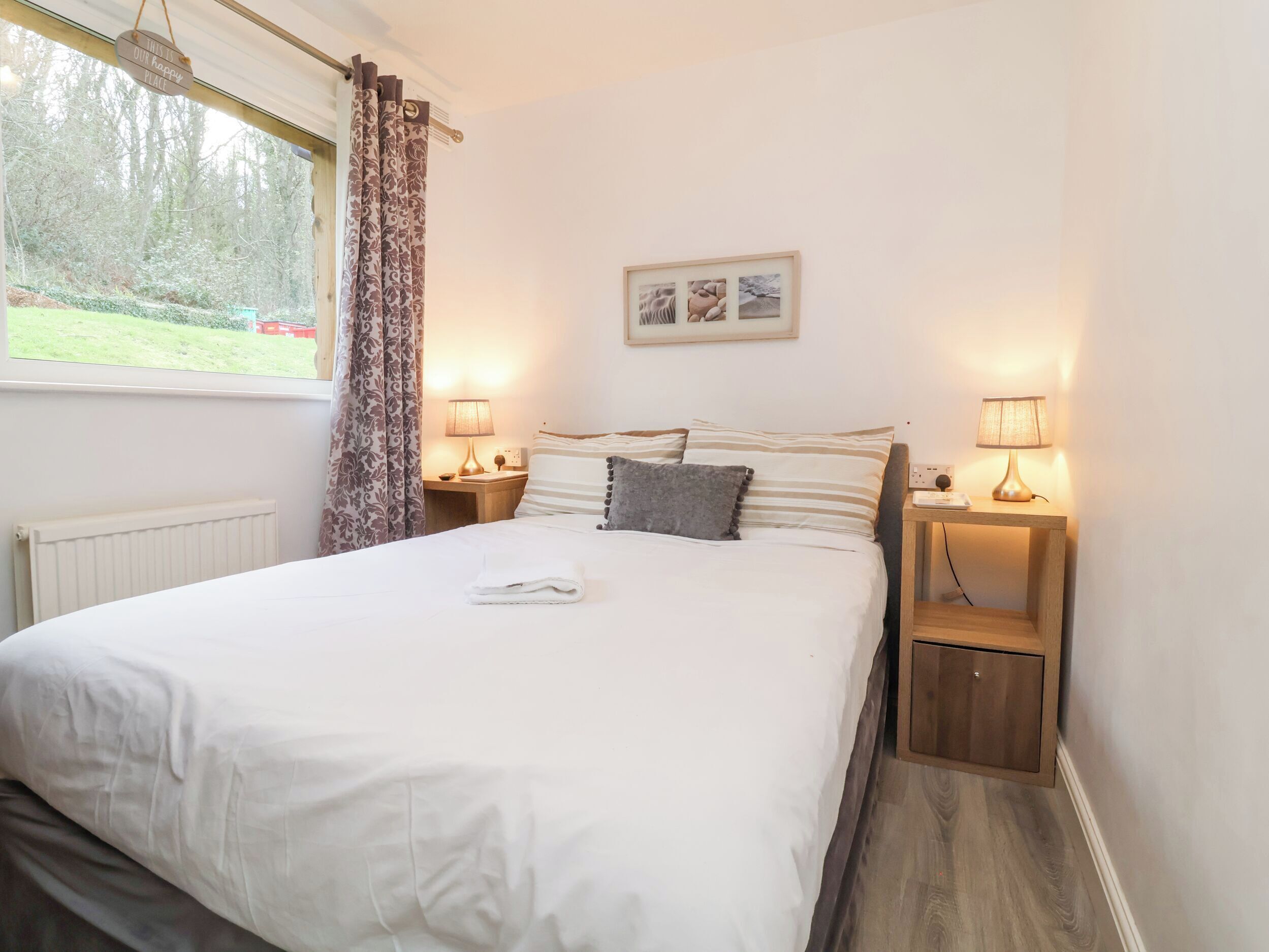 2 bedrooms, individually decorated, individually furnished