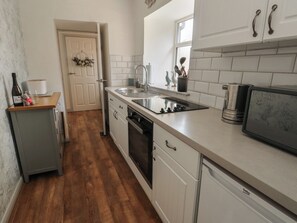 Fridge, electric kettle, toaster, cookware/dishes/utensils - Camwy (Llanfairpwllgwyngyll)