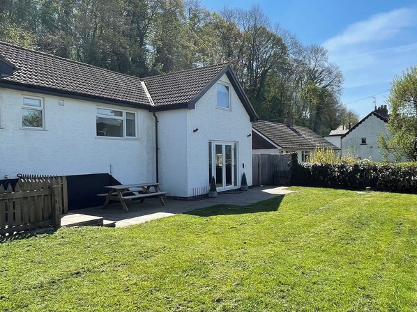 Outdoor dining - The Brambles (Monmouth)