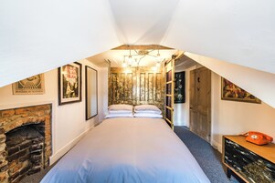 2 dormitorios, decoración individual, mobiliario individual