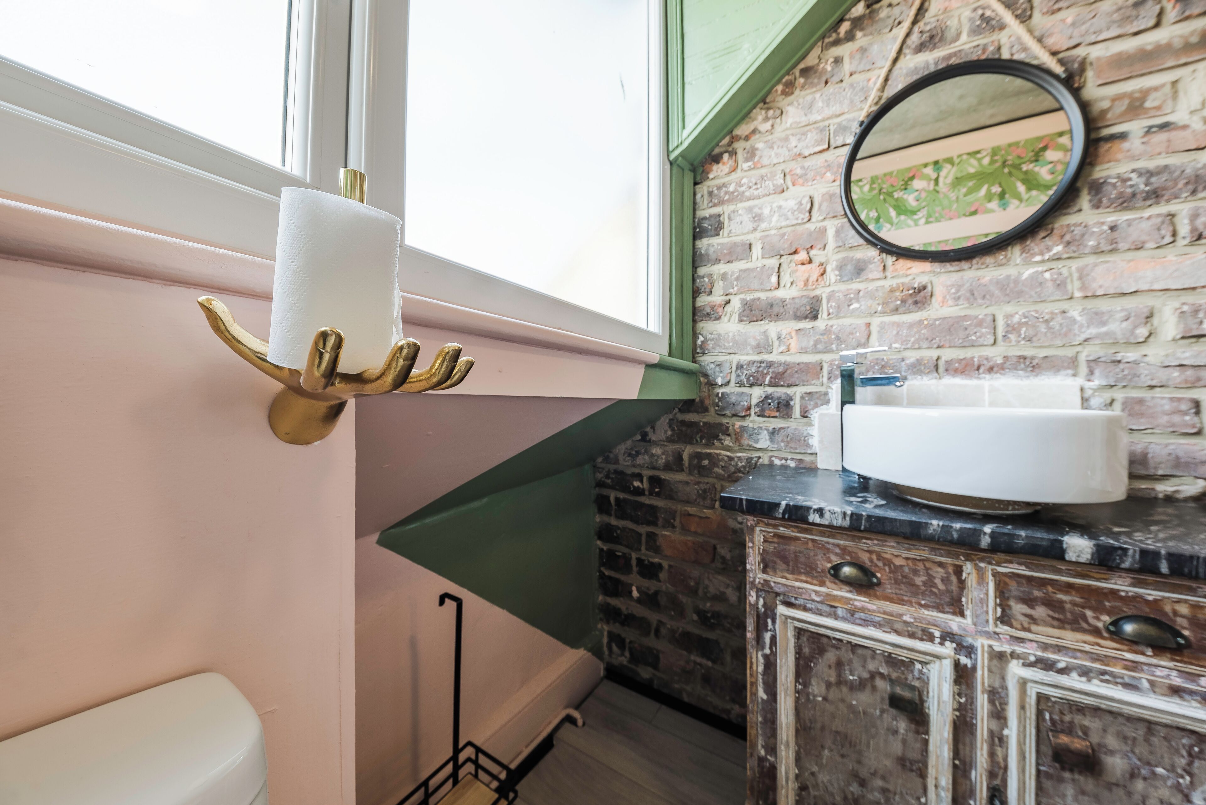 Ein Badezimmer mit Toilette, Waschbecken und Fenster.