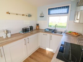 Refrigerador, lavavajillas, tetera/pava eléctrica, tostadora