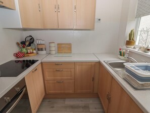 Kühlschrank, Wasserkocher, Toaster, Kochgeschirr/Geschirr/Besteck