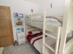 2 Schlafzimmer, individuell dekoriert, individuell eingerichtet