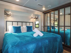 2 Schlafzimmer, individuell dekoriert, individuell eingerichtet