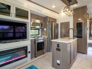 Kühlschrank, Wasserkocher, Toaster, Kochgeschirr/Geschirr/Besteck