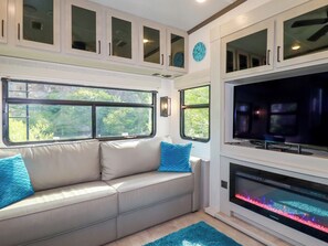 Living area - Tickeydoo, Tor Down Quarry (Bodmin)