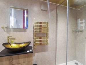Cottage | Bathroom | Shower - Circus Circus (Holywell)