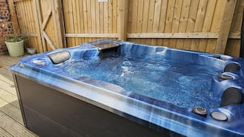 Cottage | Outdoor spa tub