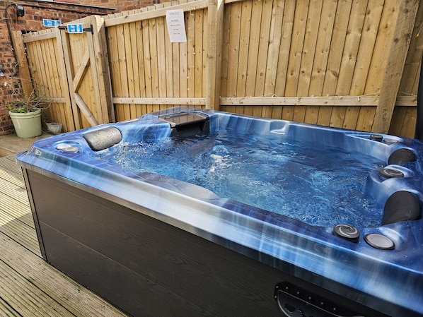 Cottage | Outdoor spa tub