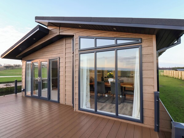 Outdoor dining - Holly Lodge (Whitby)