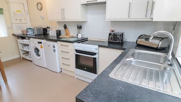 電冰箱、電熱水壺、烤麵包機、鍋具/餐盤/廚房用品
