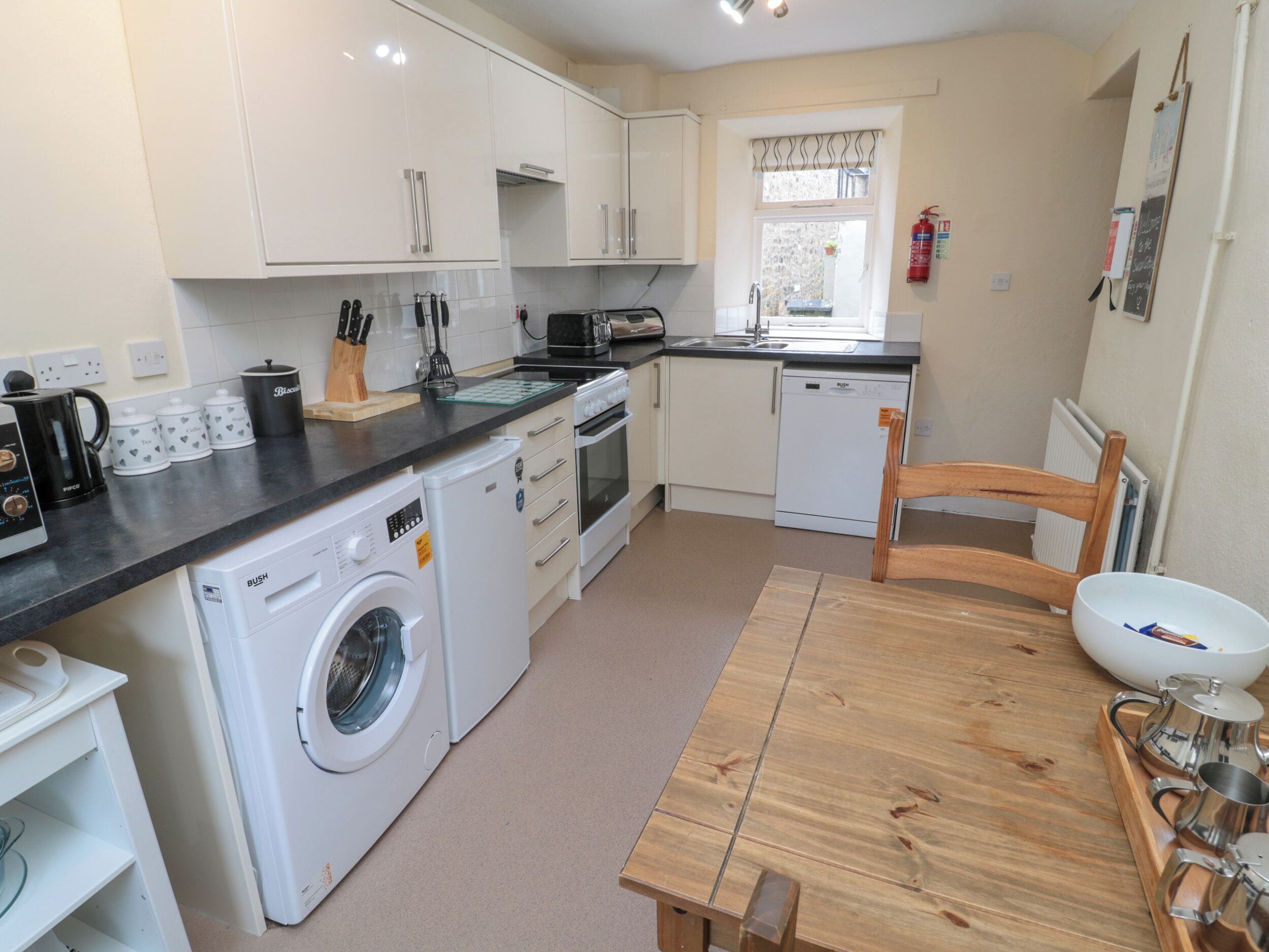 Réfrigérateur, bouilloire électrique, grille-pain