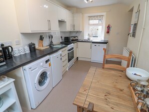 Een koelkast, een waterkoker, een broodrooster