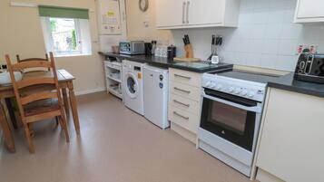 Geladeira, chaleira elétrica, torradeira