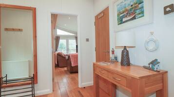 2 dormitorios, decoración individual, mobiliario individual