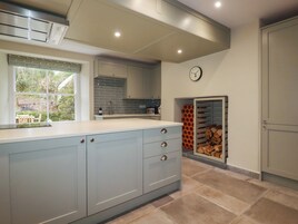 Geladeira, lava-louças, chaleira elétrica, torradeira