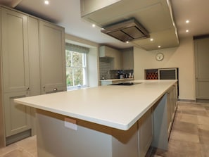 Fridge, dishwasher, electric kettle, toaster - Tretoil Farm House (Bodmin)