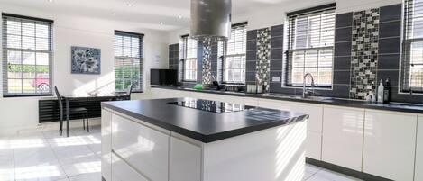 Batterie de cuisine, vaisselle et ustensiles