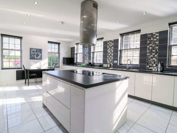 Cookware/dishes/utensils