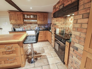 Een koelkast, een vaatwasser, kookgerei, borden en bestek