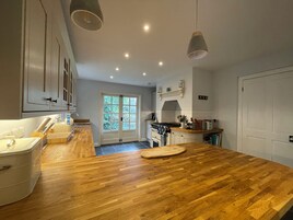 Frigorífico, lavavajillas, hervidor eléctrico y utensilios de cocina