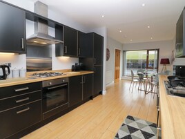 冰箱、洗碗机、电热水壶、烤面包机