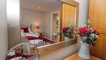 2 habitaciones, decoraciĂłn personalizada y muebles diferentes