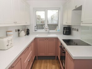 Geladeira, chaleira elétrica, torradeira