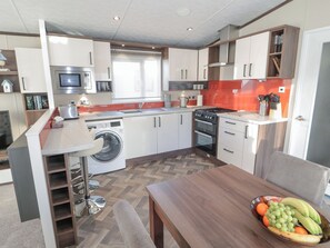 Een koelkast, een waterkoker, een broodrooster