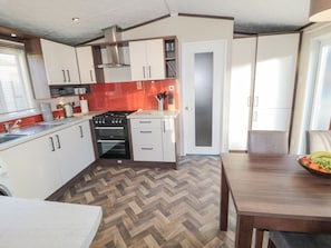 Fridge, electric kettle, toaster, cookware/dishes/utensils - Downtime Lodge (Morpeth)