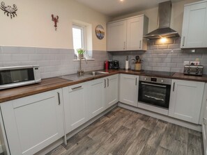 Een koelkast, een vaatwasser, een waterkoker, een broodrooster