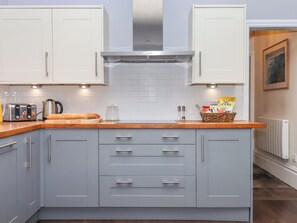 Fridge, dishwasher, electric kettle, cookware/dishes/utensils - Rockland House (Brixham)