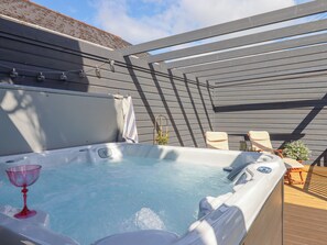 Outdoor spa tub - Rockland House (Brixham)