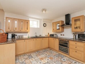 Frigorífico, lavavajillas, tostadora y utensilios de cocina